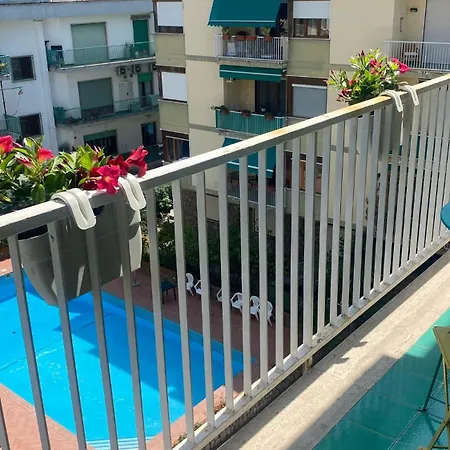 A I R House 2 3* سورينتو