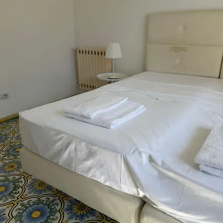 A I R House 2 בית הארחה 3*